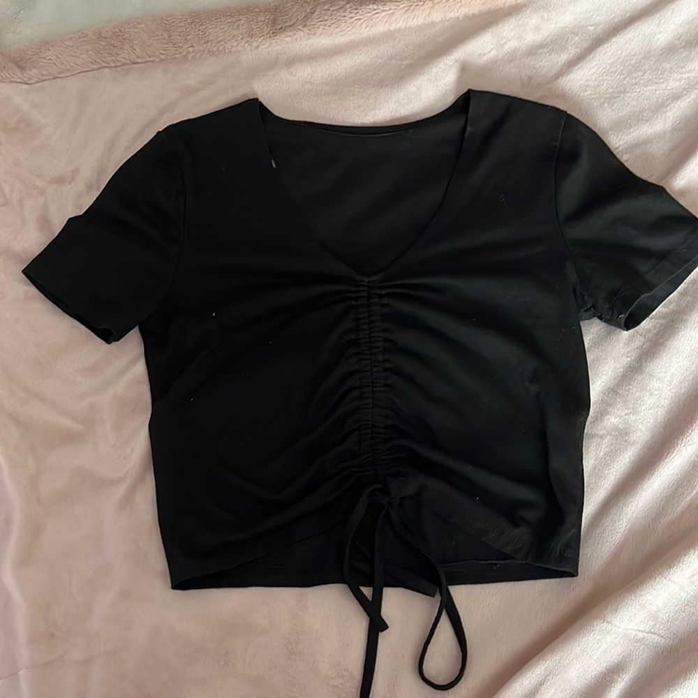 Cropped black shirt